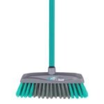 VASSOURA COM CABO DE METAL