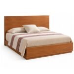 Quarto de Casal Completo em Tom Carvalho Natural – Cama, 2 Mesas de Cabeceira e Cómoda