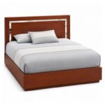 Quarto de Casal Completo em Tom Cerejeira com Apontamentos Espelhados – Cama, 2 Mesas de Cabeceira e Cómoda